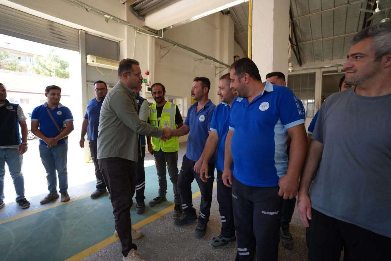 Muğla Büyükşehir Belediyesi Genel Sekreteri Tayfun Yılmaz Sahada Belediye Personeliyle Buluştu 3
